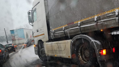 Pe motiv că au fost anunțate ninsori trecătoare, firmele de deszăpezire n-au prea trecut pe drumuri