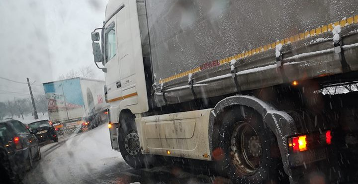 Pe motiv că au fost anunțate ninsori trecătoare, firmele de deszăpezire n-au prea trecut pe drumuri