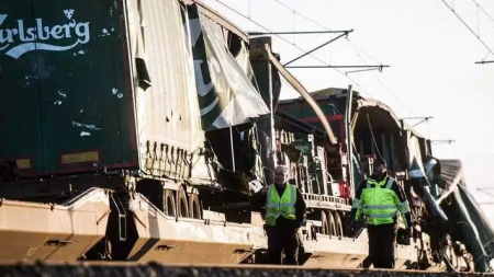 Accident feroviar ciudat:  două trenuri n-au mai încăput pe același pod, în a doua zi a anului