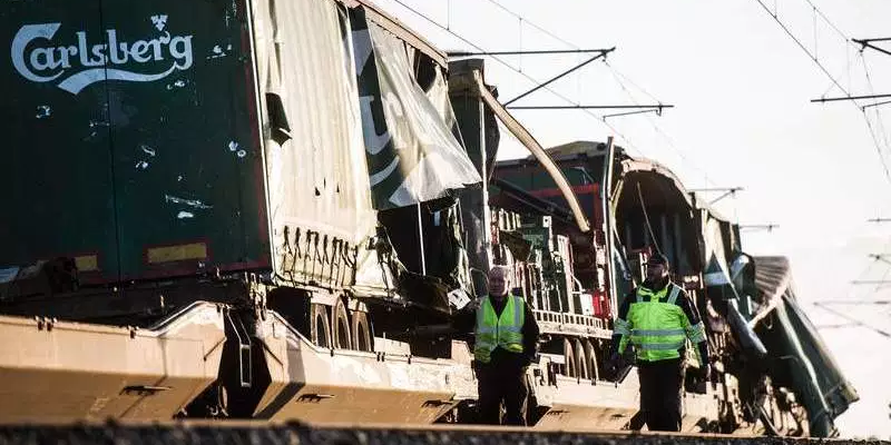 Accident feroviar ciudat:  două trenuri n-au mai încăput pe același pod, în a doua zi a anului