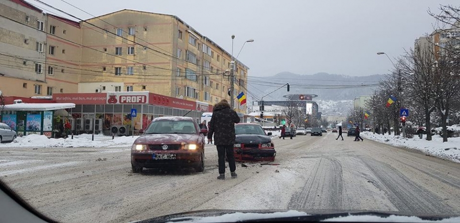 S-a lăsat cu tablă îndoită