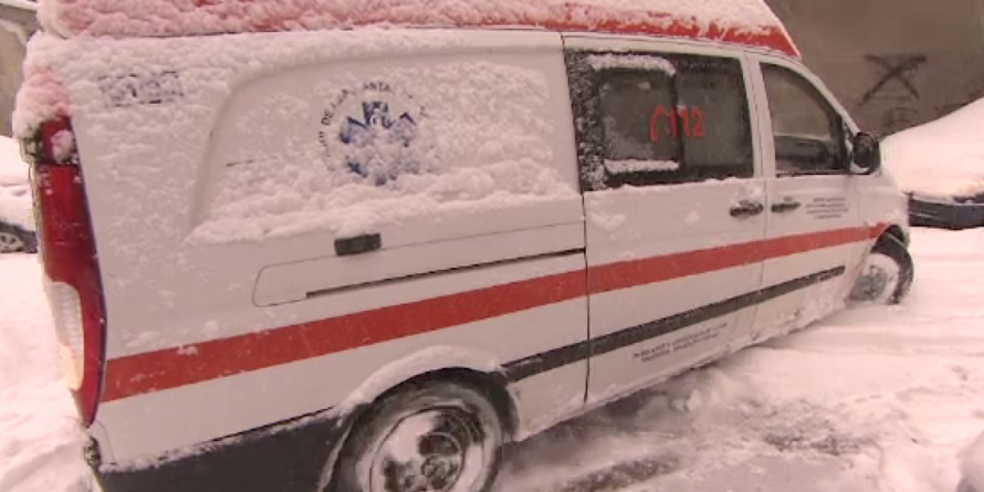 Obosit de băutură,  s-a întins pe drum și o mașină i-a trecut peste picior