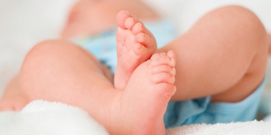 O băimăreancă a găsit un bebeluș abandonat lângă un tomberon; L-a dus acasă, l-a îngrijit, iar apoi a anunțat autoritățile