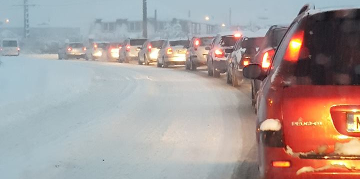Ninsori până spre prânz și strat nou de zăpadă, blocaje pe drumuri
