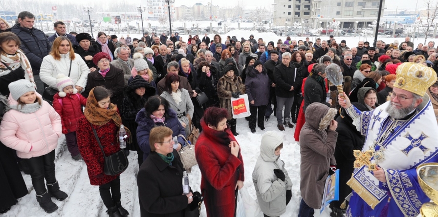 Oferta de Bobotează pentru băimăreni: multe butoaie cu aghiasmă și 5000 de sticle noi, inscripționate (GALERIE FOTO)