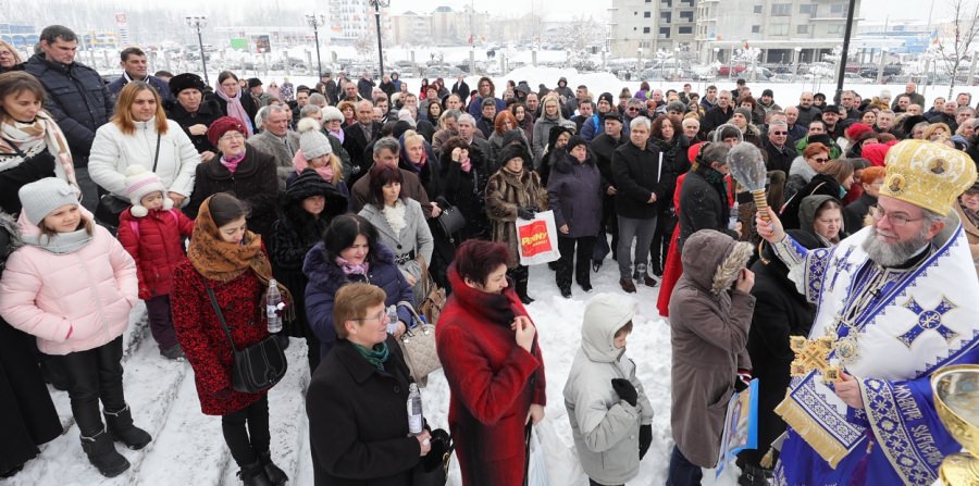 Oferta de Bobotează pentru băimăreni: multe butoaie cu aghiasmă și 5000 de sticle noi, inscripționate (GALERIE FOTO)