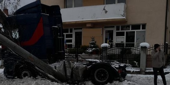 Un șofer a intrat cu TIR-ul în peretele unei case din Colțirea