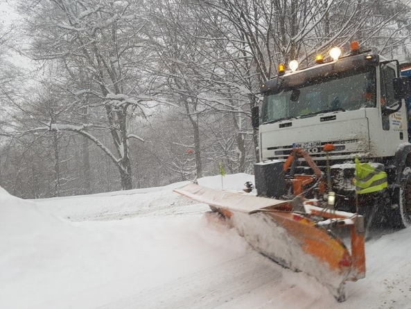 Unii curăță drumurile de zăpadă, alții aruncă omătul din fața casei înapoi pe șosea