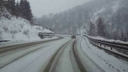 Strat de zăpadă pe drumurile județului