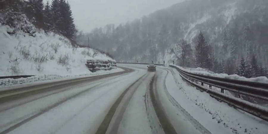 Strat de zăpadă pe drumurile județului