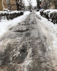 Refren băimărean: ”Mi-au ieșit la gropi-n drum/ Au și înghețat acum” (VIDEO)