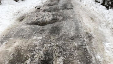 Refren băimărean: ”Mi-au ieșit la gropi-n drum/ Au și înghețat acum” (VIDEO)