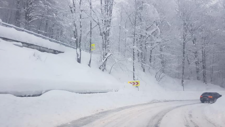Zăpadă frământată pe multe drumuri și 20 km de ceață în Pasul Prislop