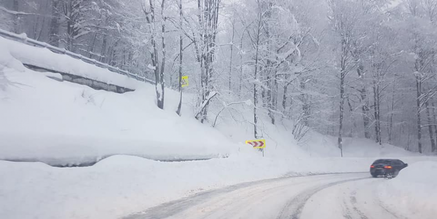 Zăpadă frământată pe multe drumuri și 20 km de ceață în Pasul Prislop