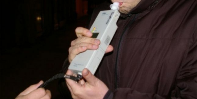 Un șofer de toată coma (alcoolică): umbla cu permisul anulat și căra țigări de contrabandă