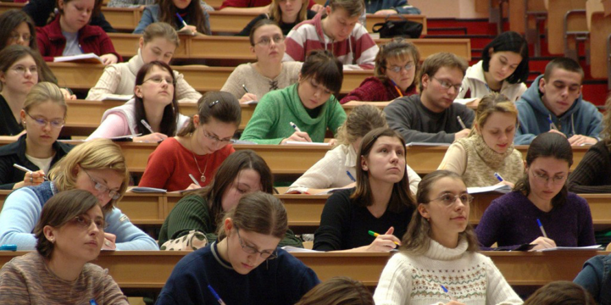 Studenții intră în febra examenelor