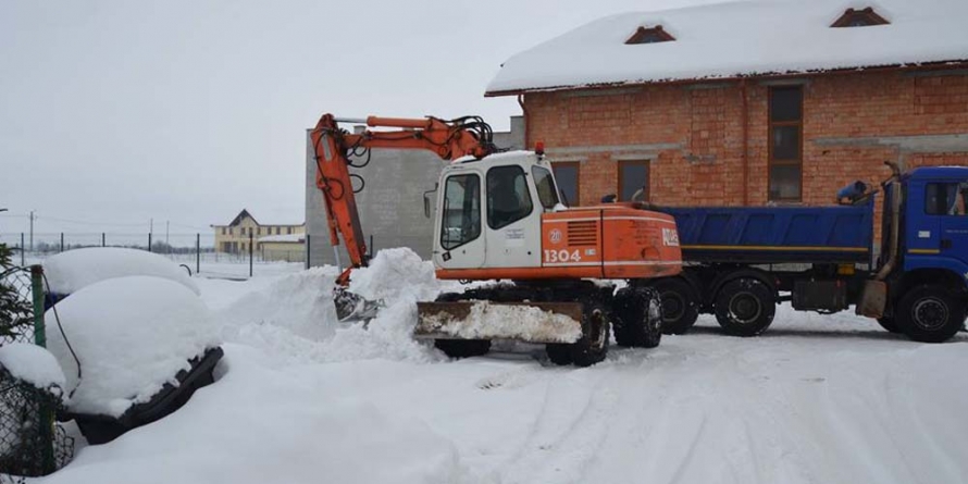 Zăpadă de pe drumuri, cărată cu camioanele