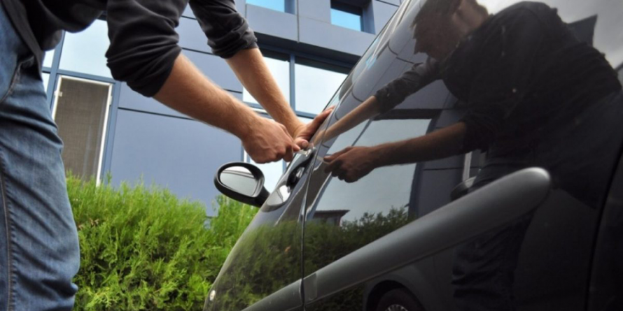 Tineri prinși după ce au produs prejudicii însemnate