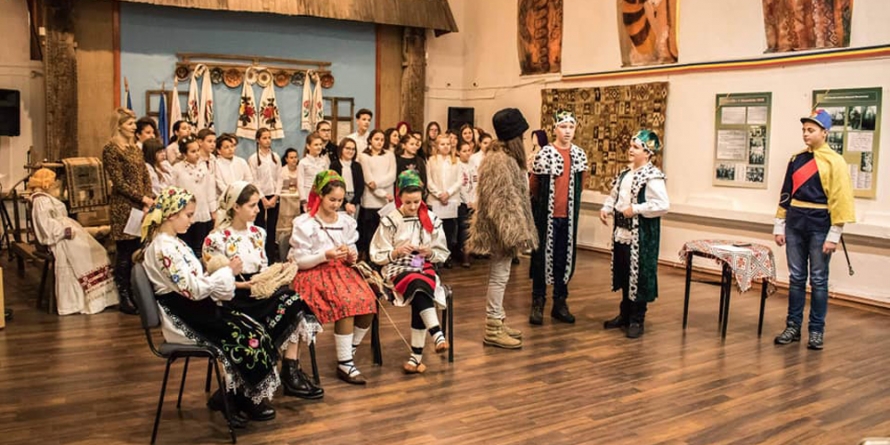 Elevii de la “Lucian Blaga” au sărbătorit Mica Unire la Muzeul de Etnografie (GALERIE FOTO)