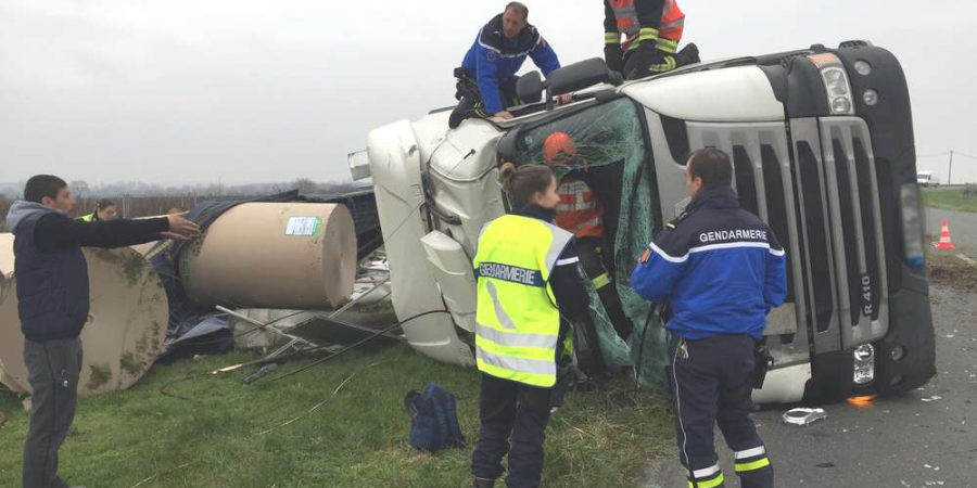 Șofer aproape în comă alcoolică, răsturnat cu TIR-ul aproape de… Cognac
