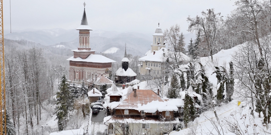 Ierarhii liturghisesc în această duminică la Mănăstirea Rohia