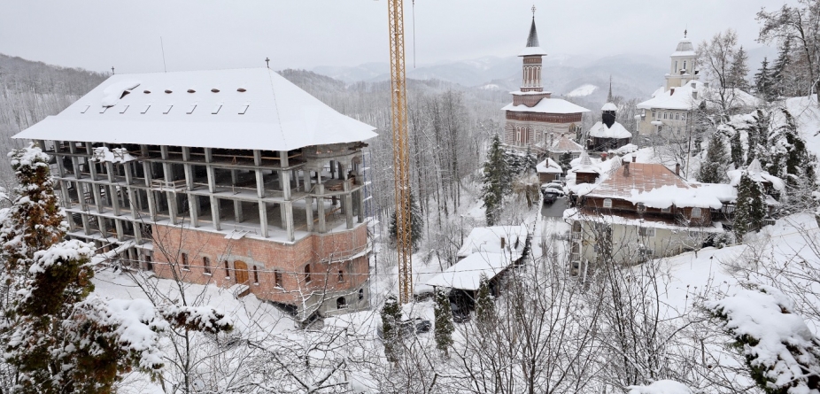 Sfânta Liturghie la Mănăstirea Rohia, într-un peisaj de vis