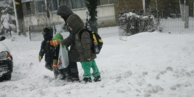 Cursuri școlare suspendate pe bandă rulantă în județ