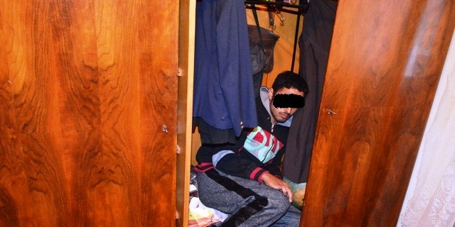 Unul i-a verificat apa, altul dulapul și-amândoi au plecat cu banii