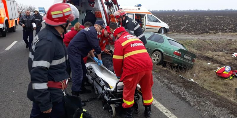 O mașină de Maramureș a provocat un accident în lanț, după care s-a oprit chiar în gardul unui atelier auto (GALERIE FOTO)