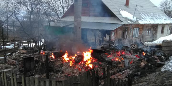 Anexă aprinsă de la un bec aflat prea aproape de materiale combustibile