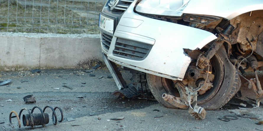 După ce au provocat accidente, un șofer a fugit și a fost prins, altul a fost rănit și internat