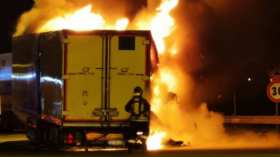 De parcă voia să facă frigărui, un TIR cu carne a luat foc