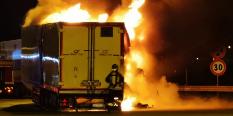De parcă voia să facă frigărui, un TIR cu carne a luat foc