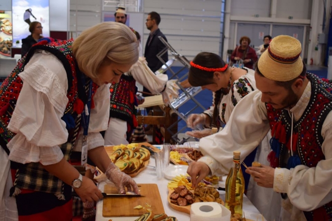 Maramureșul la Târgul de Turism al României: de la tur virtual al bisericilor de lemn la folclor și produse tradiționale