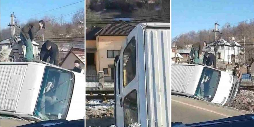 Microbuz în șanț, pasageri pe geam