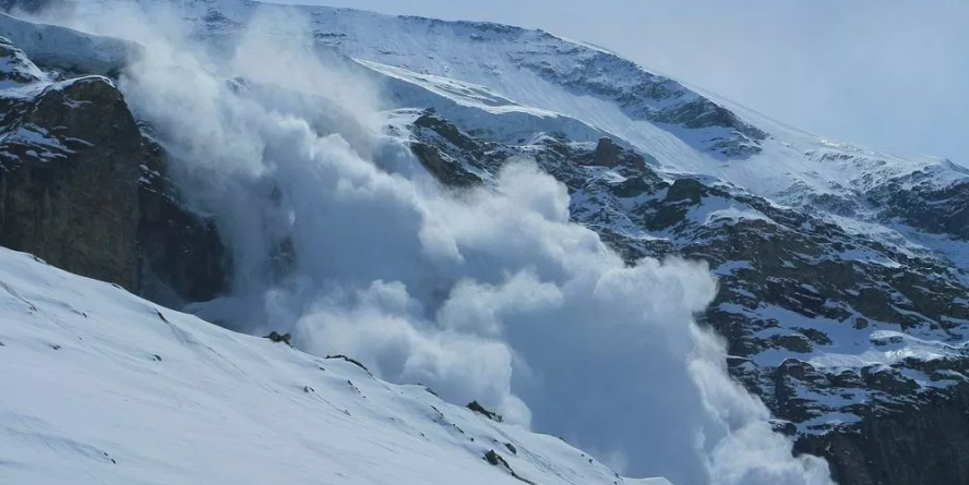 Risc de gradul 3 pentru producere de avalanșe în Munții Maramuresului și Gutâi