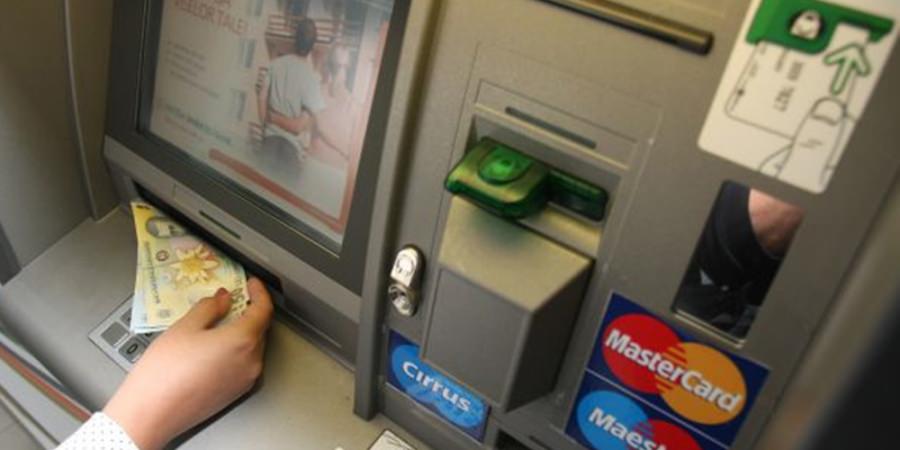 Spirit civic bine dezvoltat: Un maramureșean a predat poliției banii găsiți în fanta unui bancomat
