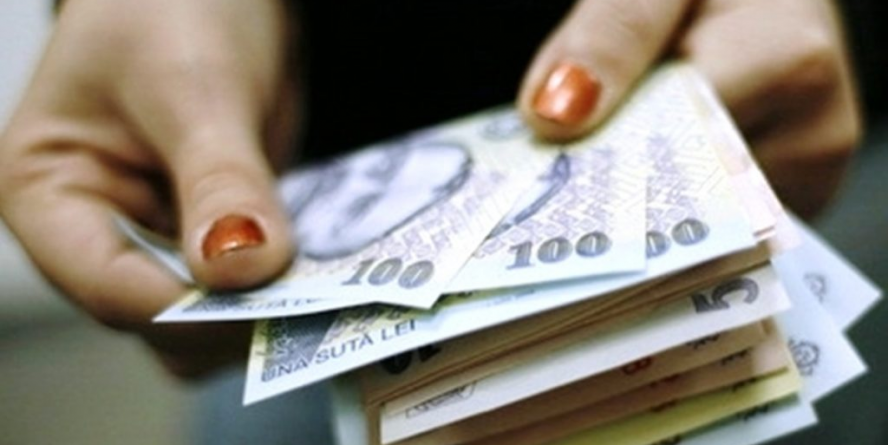 Cercetate fiindcă au luat potul de pe masă