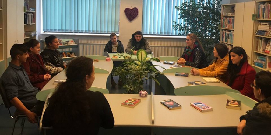 Elevi la discuții despre cărți de dragoste