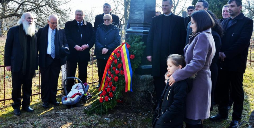 Rază de speranță: un bebeluș la comemorarea lui George Pop de Băsești