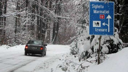 Drumuri de munte cu zăpadă și ceață