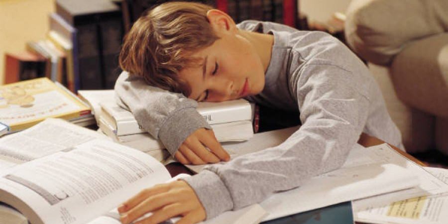 Programa școlară este prea încărcată – spun și părinții și studiile sociologice