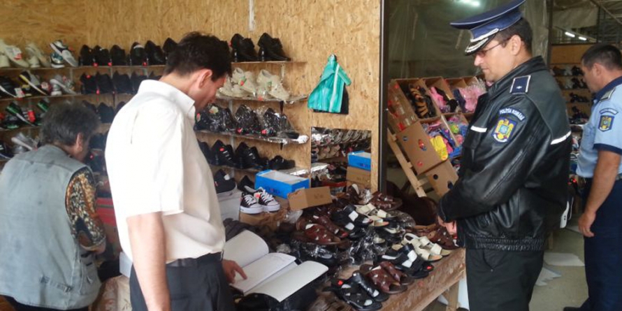 Haine contrafăcute prin magazine din Baia Mare