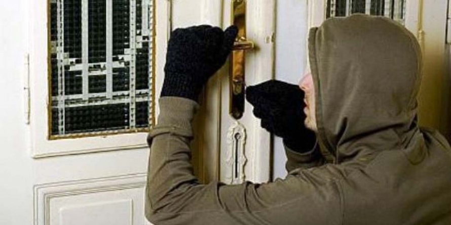 Un băimărean i-a pus pe fugă pe hoții ce spărgeau apartamentul vecinului