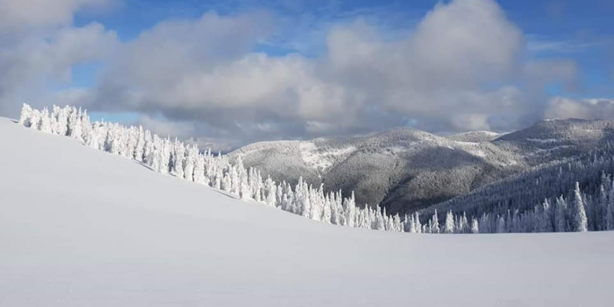 Risc de avalanșe mici și, izolat, medii