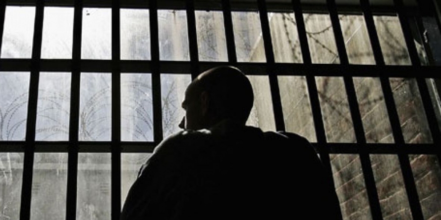 A ucis cu două cuțite o mamă cu doi copii; acum e arestat