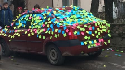 Domnului profesor cu dragoste; o lecție predată în parcare de către elevi