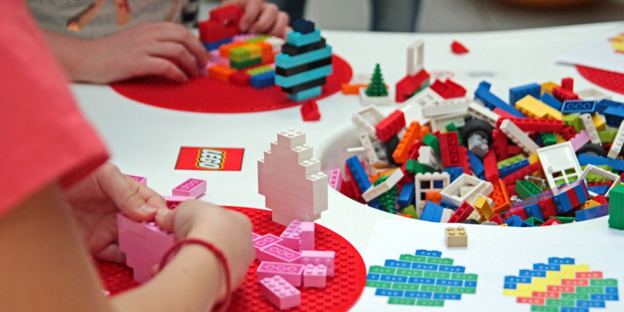 Atelier și expoziție cu piese Lego