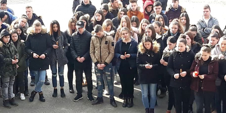 Moment de reculegere la Liceul „Marmația” pentru tinerii care au murit în urma accidentului de la Sighet (GALERIE FOTO)