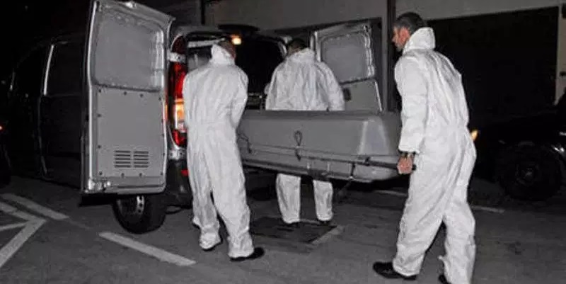 Și-a ținut mama moartă în fața televizorului și i-a mai încasat șase luni pensia